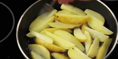 Kartofler i en landstil i en stegepande
