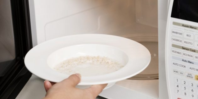 Cómo cocinar avena en el horno de microondas