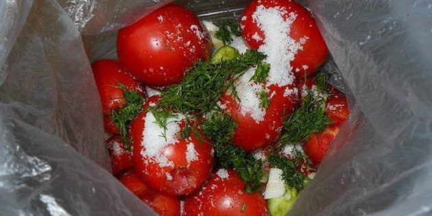 Frisk saltede tomater i pakken
