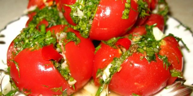 Frisk saltede tomater med hvidløg og grønne