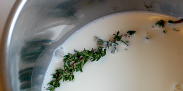 मैश किए हुए आलू को कैसे पकाना है: जड़ी बूटियों को दूध में जोड़ें