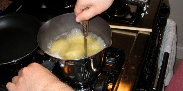 मैश किए हुए आलू के लिए पकाने की विधि: एक चाकू के साथ आलू की जांच करें