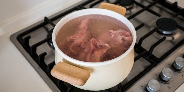 Kako kuhati pileća juha: staviti piletinu u tavu i sipati vodu
