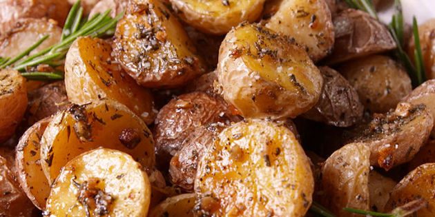 Pečené brambory s rozmarýnem a česnekem