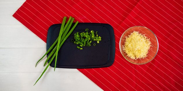 Rezept für Kish mit Huhn und Pilzen: Käse und Gemüse vorbereiten