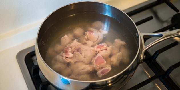 Kish med kylling og svampe: kog filet
