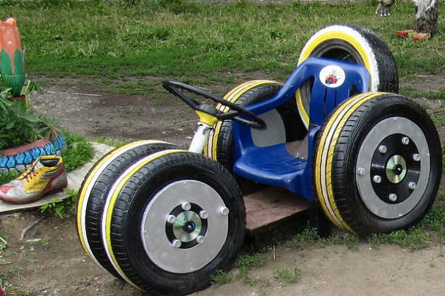 Motocikl iz guma za igralište
