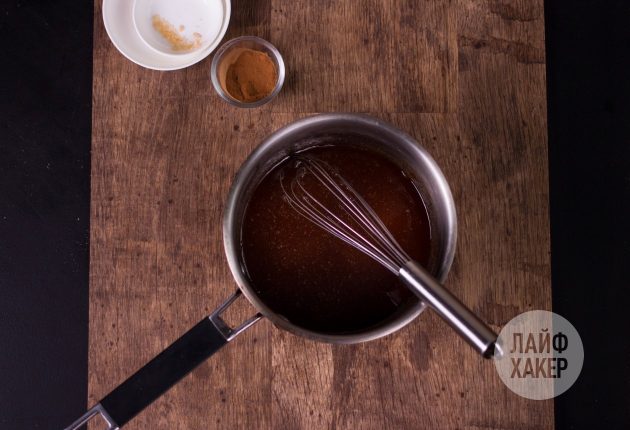Granola: cocine el jarabe de miel y azúcar