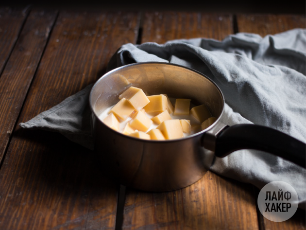 נאצ'וס עם רוטב גבינה: ממיסים גבינה בחלב